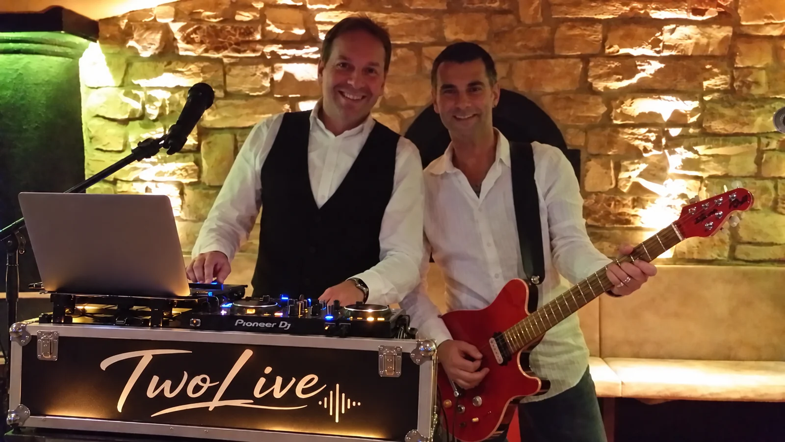 TwoLive live mit Keyboard und Gitarre